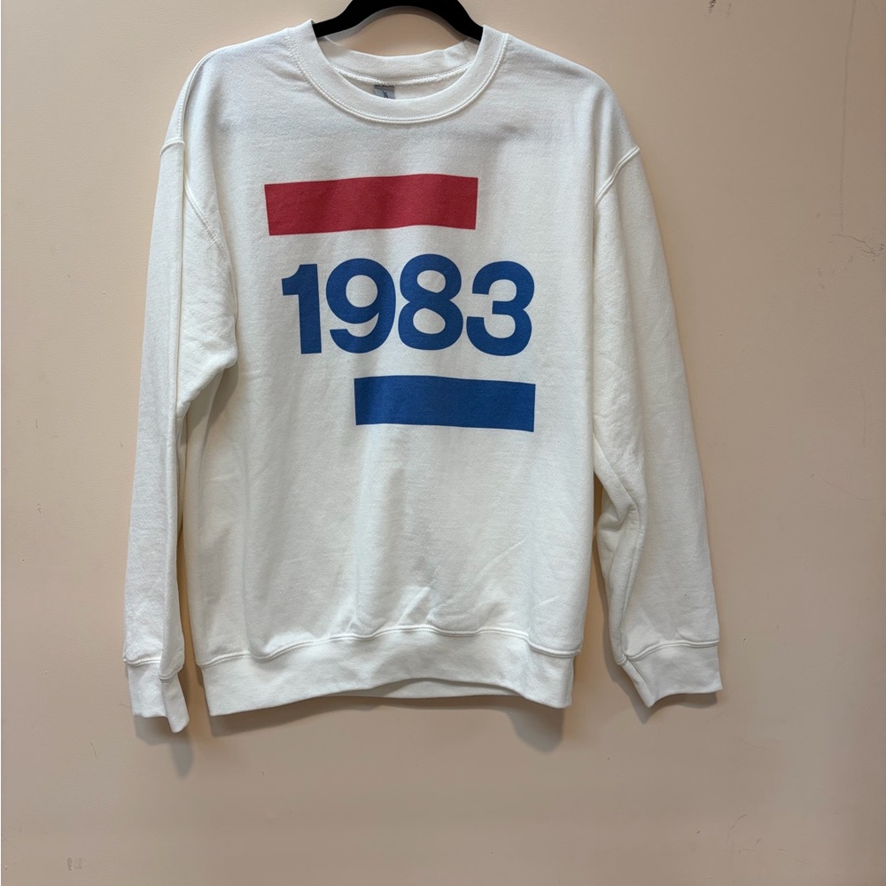 Gildan Sweatshirt Mens M White 1983 Graphic Crewneck Heavy Blend Fleece Sweater